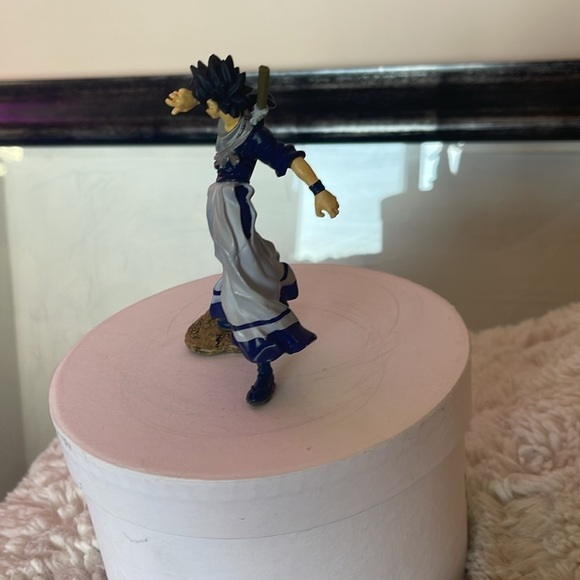 Dynamic Warrior Figurine in Blue and White - Picture 3 of 4